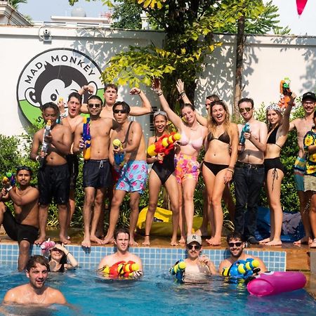 Mad Monkey Hostel Siem Reap Exteriör bild